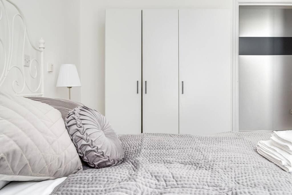 Luxury 2Bed Spacious Apartment- City Centre- Free Parking เบอร์มิงแฮม ภายนอก รูปภาพ